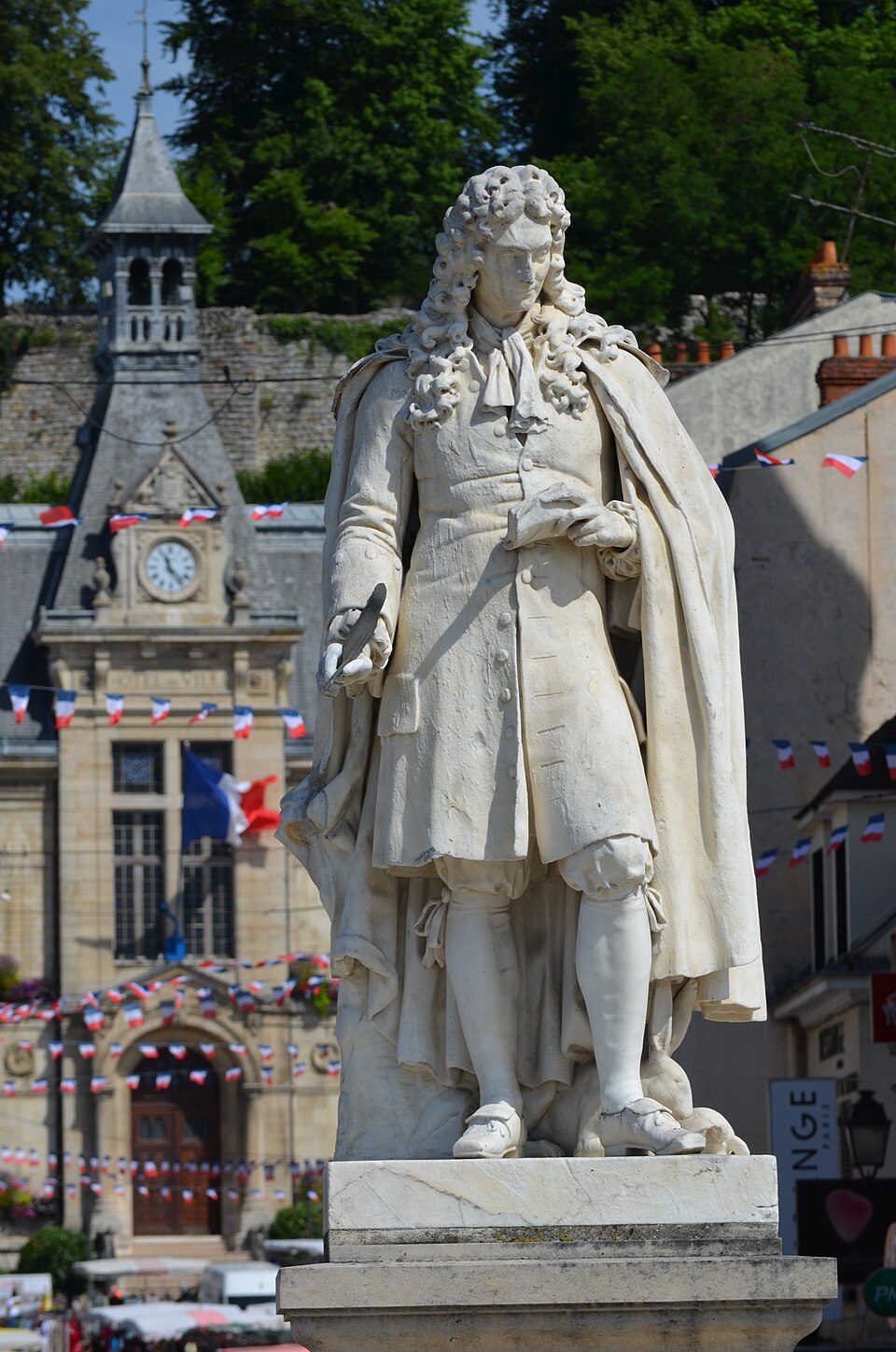 Statue de Jean de La Fontaine devant l'hôtel de ville